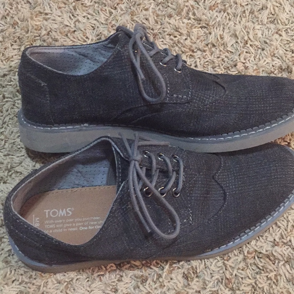 Mens Tom's. Barely worn, size 8. Grey/suede